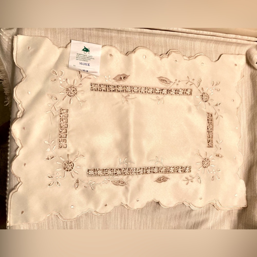 NWT: Vintage 4 placemats and 4 napkins from St Thomas